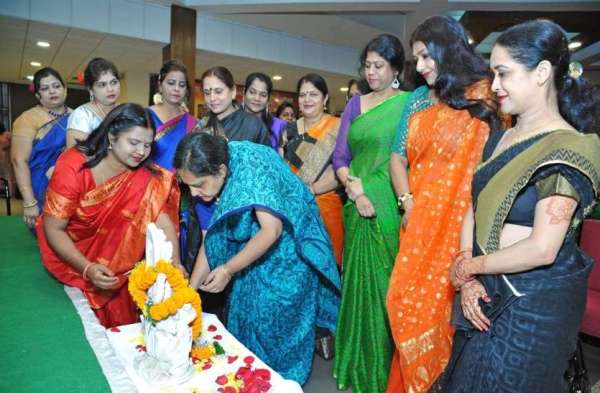 Photo Gallery : फ्यूजन डांस में लेडिज ने लगाया कत्थक, ओडि़शी और भरतनाट्यम का तड़का