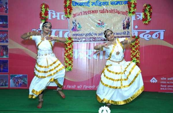 Photo Gallery : फ्यूजन डांस में लेडिज ने लगाया कत्थक, ओडि़शी और भरतनाट्यम का तड़का