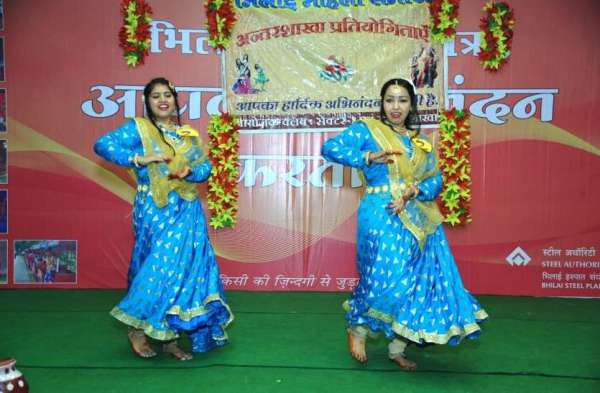 Photo Gallery : फ्यूजन डांस में लेडिज ने लगाया कत्थक, ओडि़शी और भरतनाट्यम का तड़का