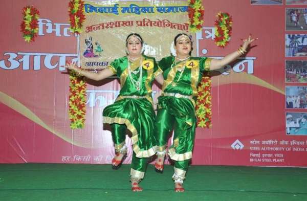 Photo Gallery : फ्यूजन डांस में लेडिज ने लगाया कत्थक, ओडि़शी और भरतनाट्यम का तड़का