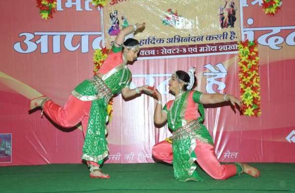 Photo Gallery : फ्यूजन डांस में लेडिज ने लगाया कत्थक, ओडि़शी और भरतनाट्यम का तड़का