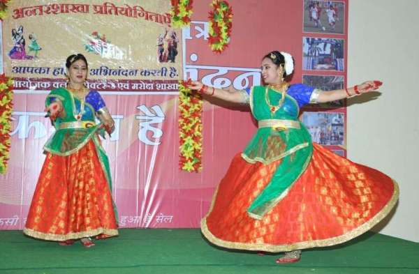 Photo Gallery : फ्यूजन डांस में लेडिज ने लगाया कत्थक, ओडि़शी और भरतनाट्यम का तड़का