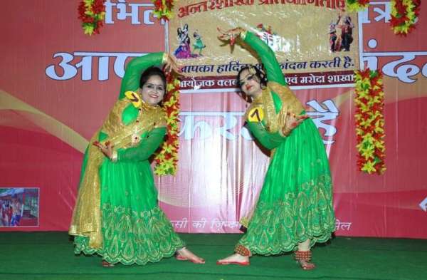 Photo Gallery : फ्यूजन डांस में लेडिज ने लगाया कत्थक, ओडि़शी और भरतनाट्यम का तड़का