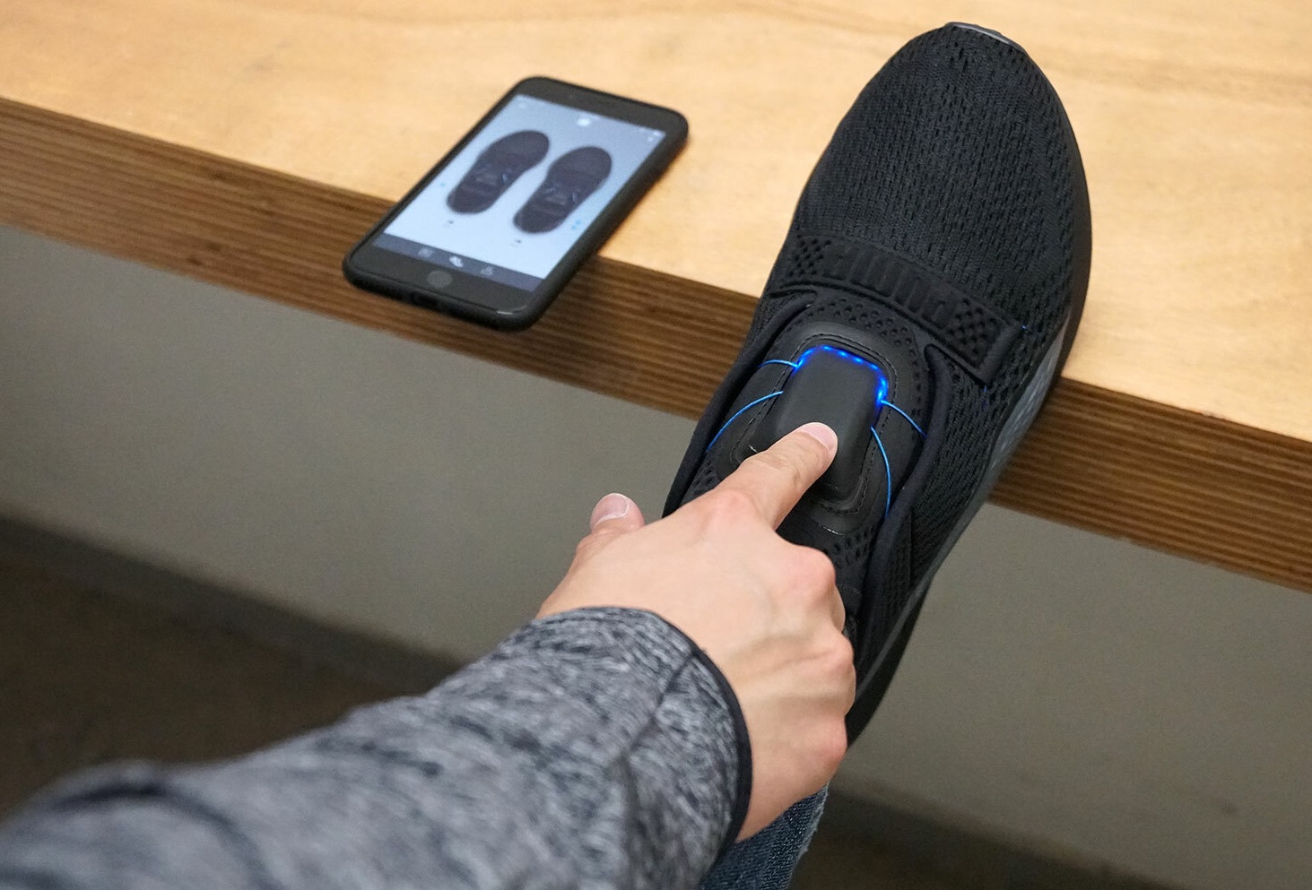 NextZen सेल्फ लेसिंग शूज : स्मार्टफोन के एक इशारे पर कस जाएंगे फीते