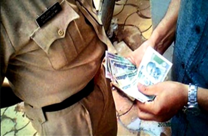 SP के स्टेनो ने प्रधान आरक्षक से मांगा 20 हजार रिश्वत, शिकायत करने पर कर दिया लाइन अटैच