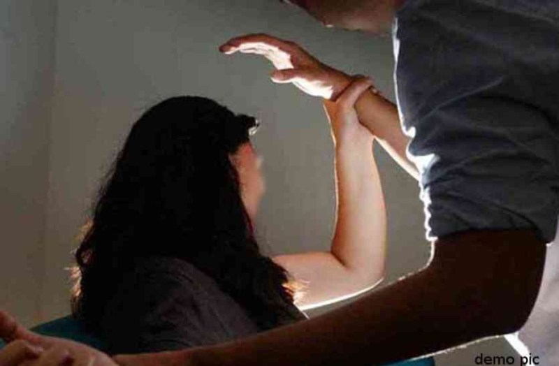 शराब पीकर युवक घुस गया महिला के घर, करने लगा धरपकड़, जब कमरे से आई चीखने की आवाज...