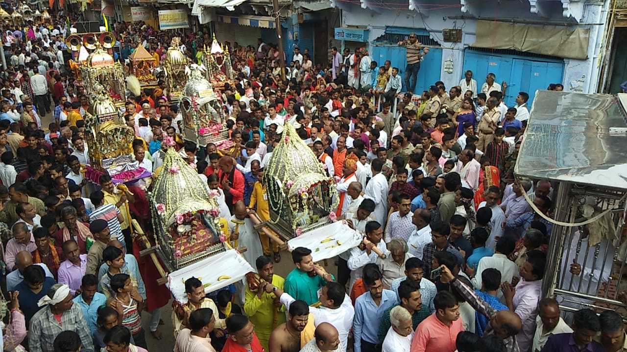 श्योपुर में देव विमानों का चल समारोह देखने उमड़े हजारों लोग