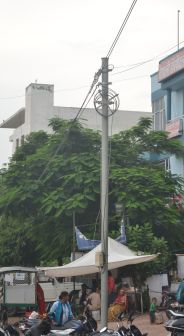 Smart City Ajmer : पोललैस सडक़ों पर लगा दिए खम्भे, खींच दिए तार, अब जागे अफसर
