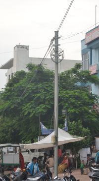 Smart City Ajmer : पोललैस सडक़ों पर लगा दिए खम्भे, खींच दिए तार, अब जागे अफसर