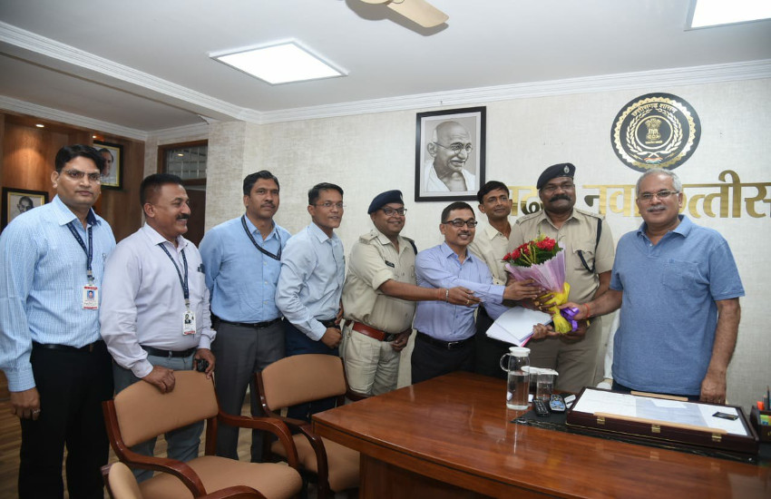 मुख्यमंत्री बघेल ने की राज्य पुलिस सेवा के अधिकारियों से मुलाकात, वेतन स्केल सहित कई मसलों पर हुई चर्चा