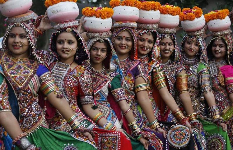 NAVRATRI में इन ट्रेडिशनल ड्रेसेस को पहनकर दिखें सबसे खास, सब तारीफ करते नहीं थकेंगे, जाने कीमत