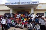 पुष्कर चिकित्सालय में अव्यवस्थाओं पर फूटा रोष, किया धरना-प्रदर्शन