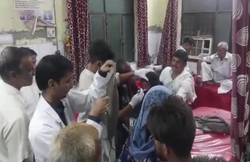 मेले में घूमने गई युवती को देखकर युवक ने की ऐसी आवाज, जमकर हुई फायरिंग और पथराव, देखें वीडियो