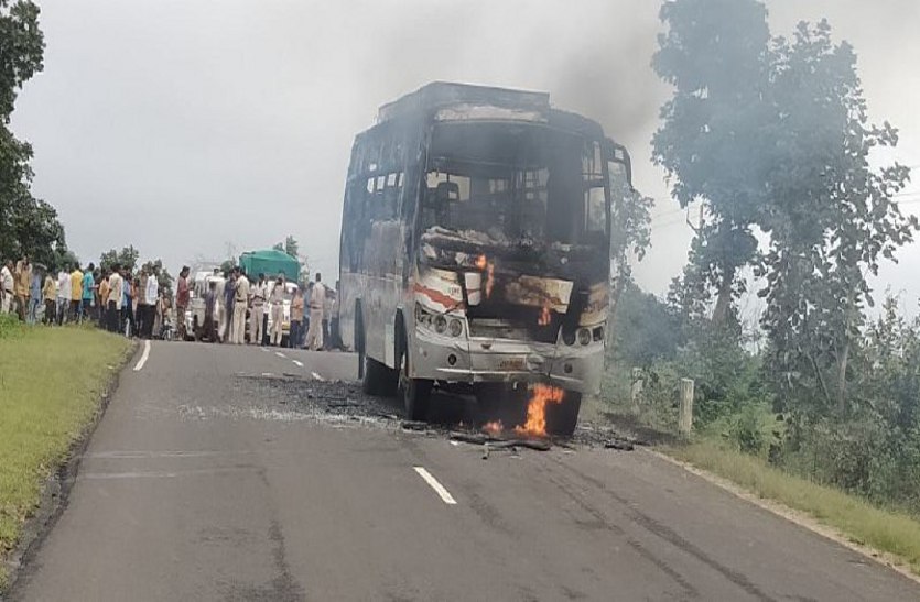 बस की टक्कर से मोटरसाइकिल सवार दो लोगों की मौत, आग लगने से बस खाक