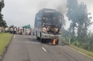 बस की टक्कर से मोटरसाइकिल सवार दो लोगों की मौत, आग लगने से बस खाक