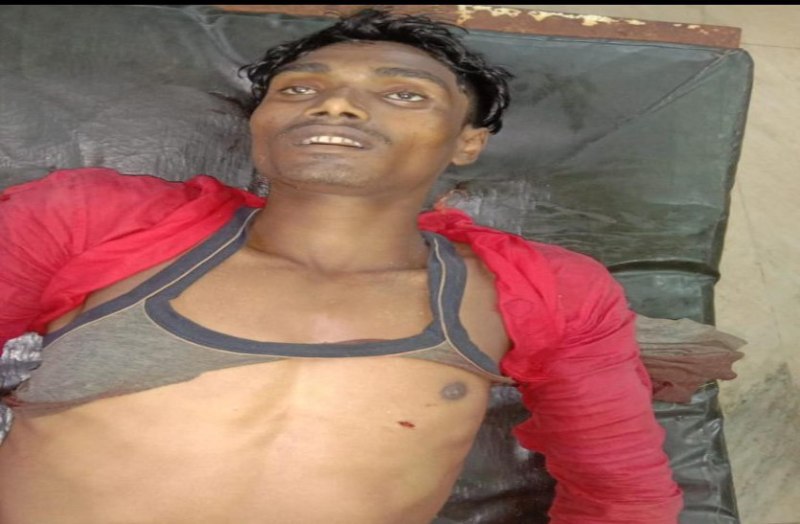 गणेश पंडाल में चल रही थी पूजा इधर भीड़ के सामने चाकू मारकर कर दी युवक की हत्या