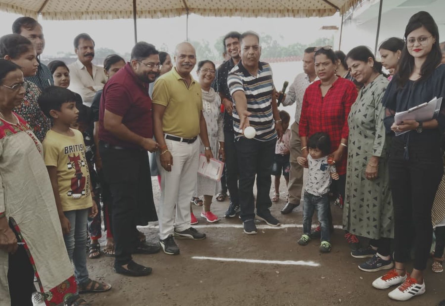 इस मैदान का हाल देखिए: महिलाओं ने गोले फेंके, कॉपी लेकर भागे बच्चे