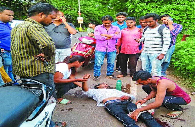 गर्लफ्रेंड को छेडऩे पर विवाद, बीच सड़क युवक को चाकू से गोदा, तड़पता देख भी एंबुलेंस चालक का नहीं पसीजा दिल