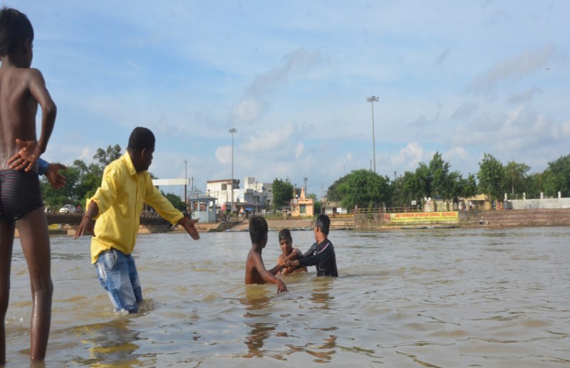 60 रुपए का लालच देकर युवक को भेजा खारून के बीच विसर्जन करने, गहरे पानी में डूबने लगा तो..