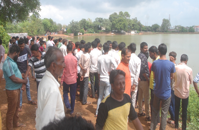 A youth drowned after taking a bath in Bhujaria pond