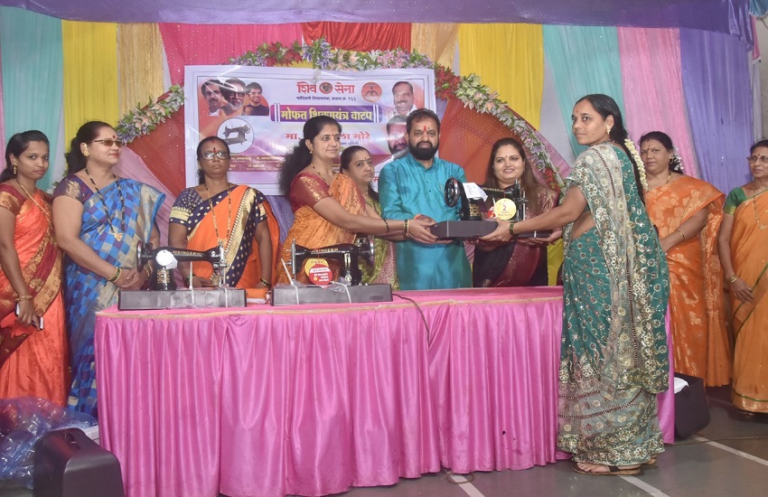 Shiv sena  चंदिवली में महिलाओं को आत्मनिर्भरता के लिए सिलाई मशीनें वितरित