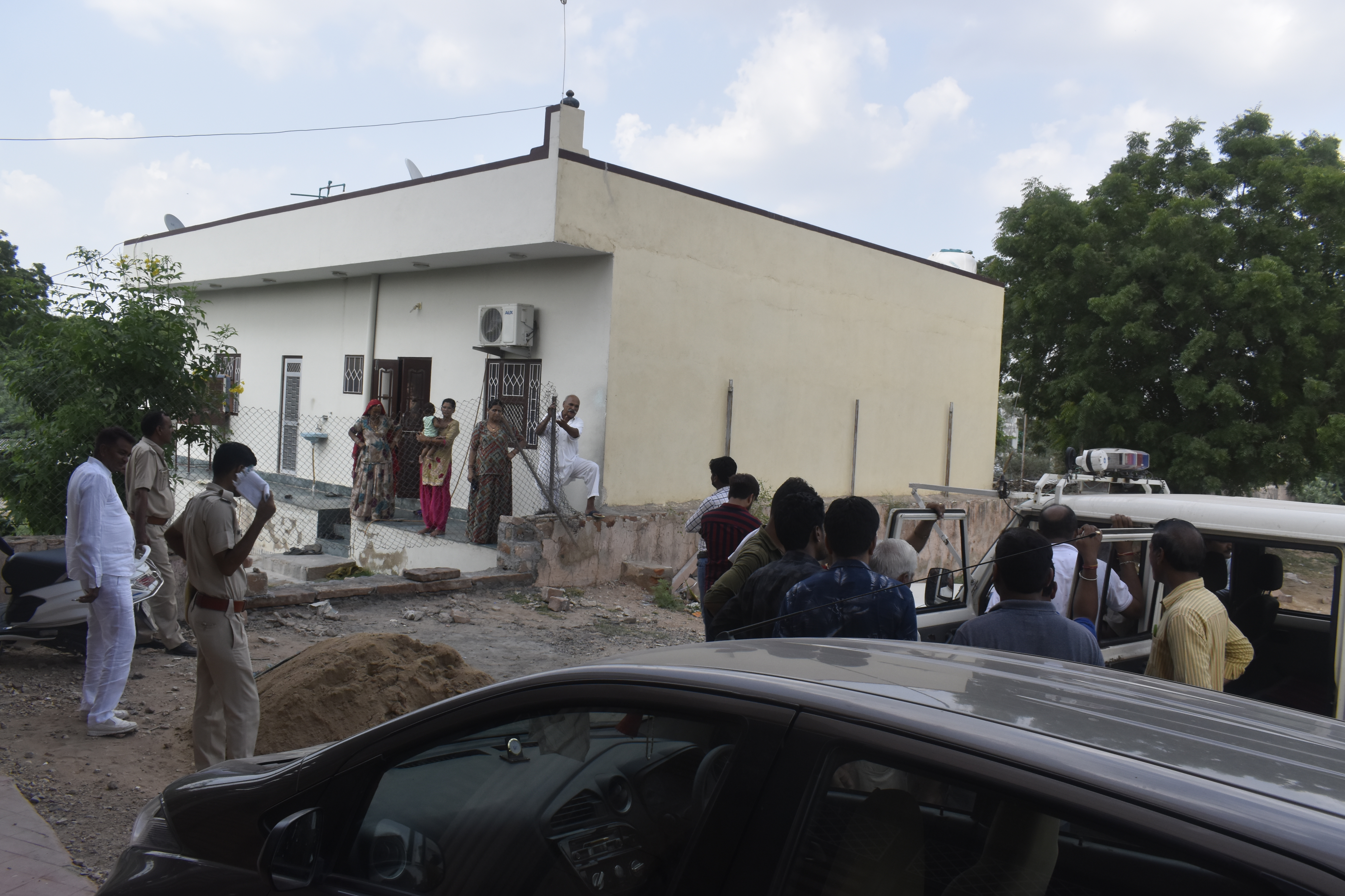 रास्ता निकालने कॉलोनी की दीवार गिराने का मामला पहुंचा कोतवाली