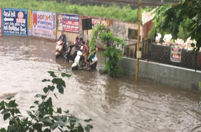 Ahmedabad  heavy rain: बरसाती पानी का टापू बना अहमदाबाद