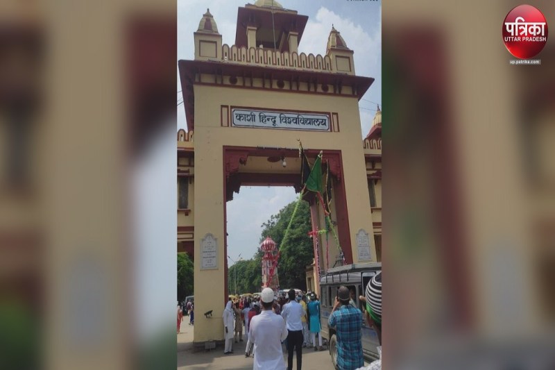 बीएचयू सिंह द्वार से निकलता ताजिए का जुलूस