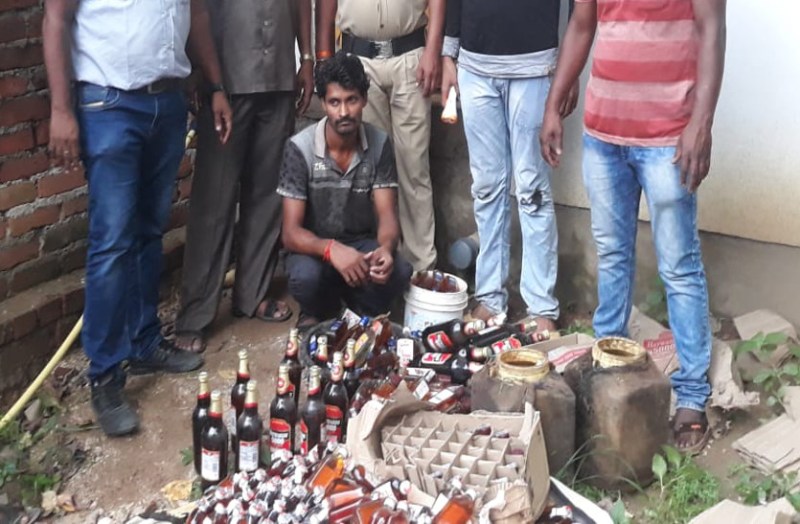 बाथरूम के नीचे तहखाना बनाकर रखता था ये सामान पढ़िए पूरी खबर...