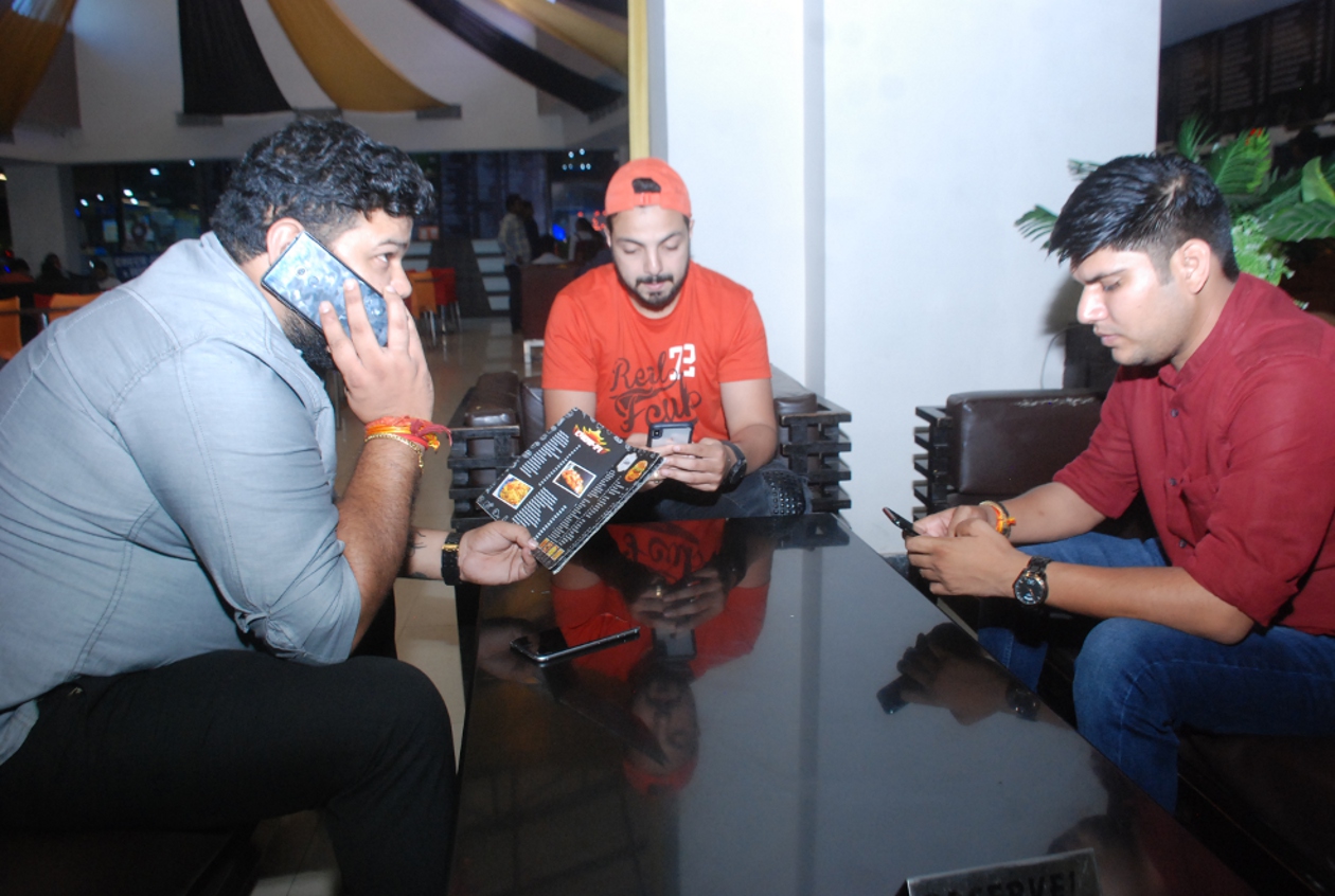 रेस्टोरेंट्स में बन रहे एक्टिविटीज कॉर्नर, फैमिली डिस्कशन के साथ यंगस्टर्स कर रहे ऑफिस वर्क