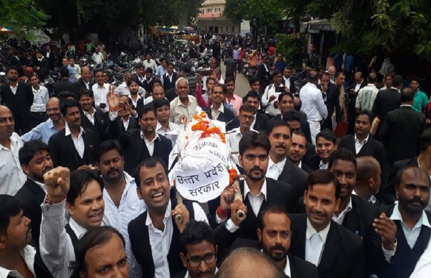Lawyers of Allahabad HC carry funeral procession of state government