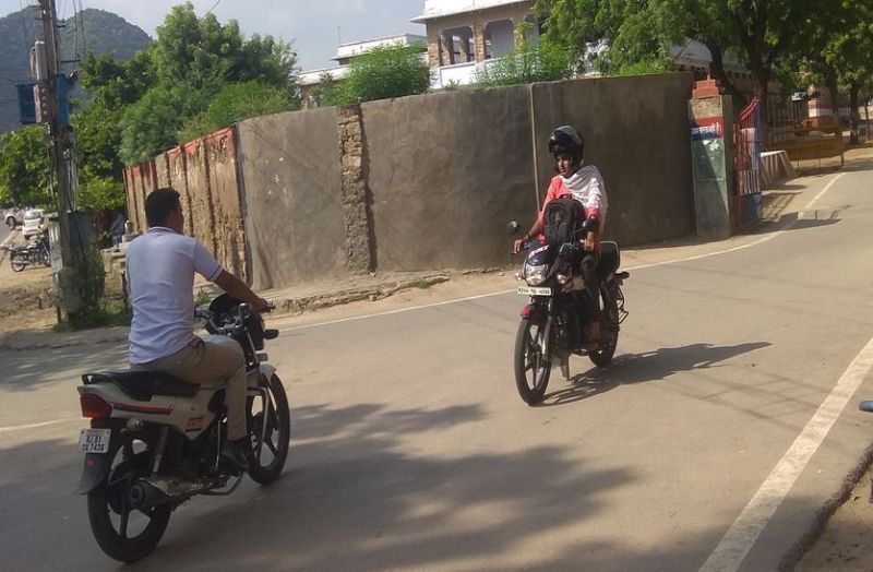 'पुलिसजी, आप हैलमेट पहनना शुरू कर देंगे तो नियमों की पालना स्वत: हो जाएगी'