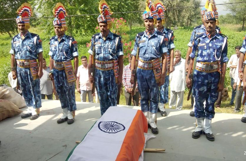 CRPF जवान राम सिंह की ड्यूटी के दौरान हार्ट अटैक से मौत, पैतृक गांव में हुआ अंतिम संस्कार