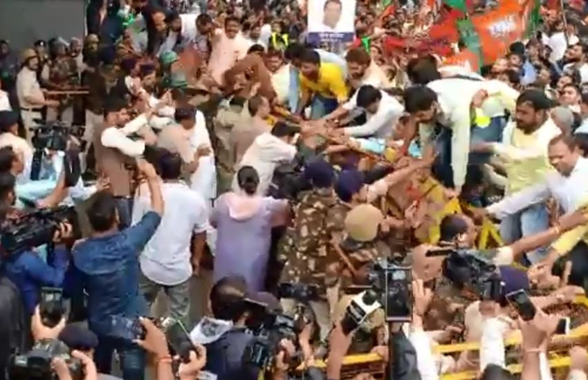 LIVE VIDEO : ‘घंटानाद’ में भाजपाइयों का उत्पात, बैरिकेड्स तोड़ कलेक्टोरेट के गेट पर चढ़े, लहराया बल्ला