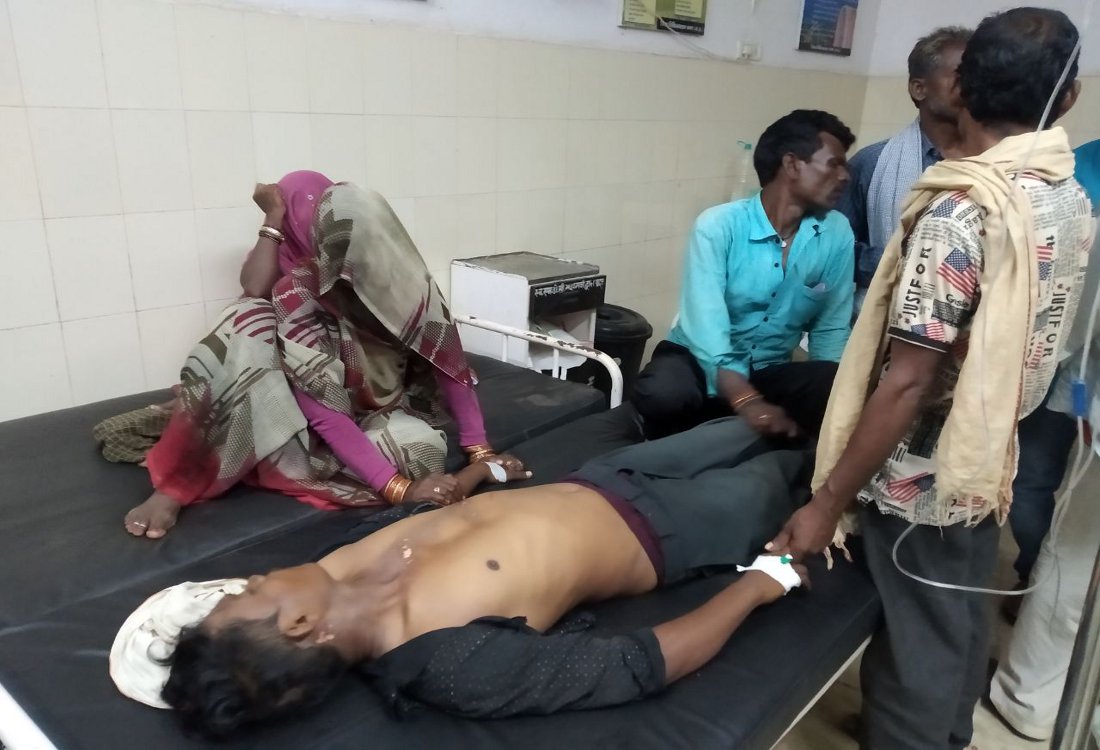 आकाशीय बिजली की चपेट में आने से लकड़हारा दंपत्ति झुलसे