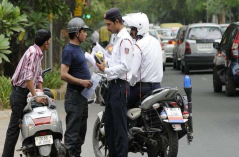 ट्रैफिक पुलिस चाहे जितना भी कर दे चालान, अगर आपने दिखाई ये छोटी सी समझदारी, तो नहीं देने होंगे एक भी पैसे