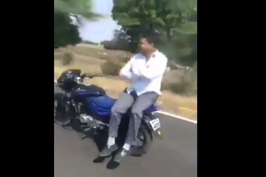 Watch video: देखो बाइक चलाने की स्टाइल, पर चालान किसका कटेगा!