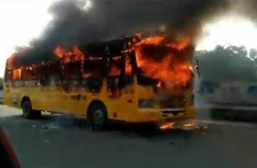 Burning Bus on the road : Perunglathur ; fire; accident; tamilnadu 