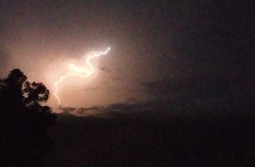 Heavy Rain in Rajasthan: रात को मेघगर्जना के बीच चमकी बिजली, बरसे बादल