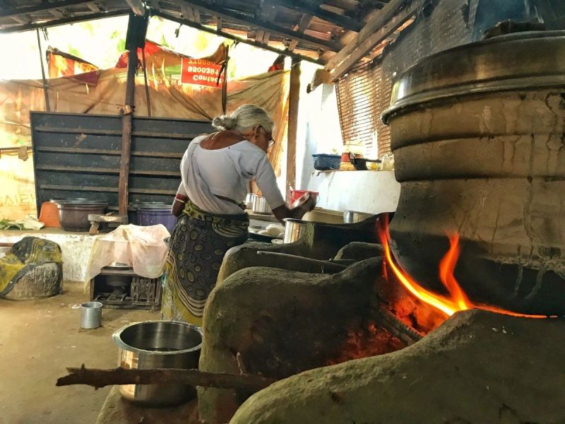 इडली वाली दादी अम्मा को मिला गैस चूल्हा, अब मिलेगा मकान भी