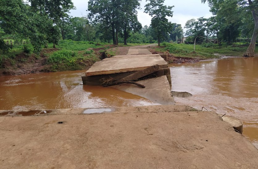 The bridge from Manpur to Jakke road was washed away, people stranded overnight, traffic disrupted