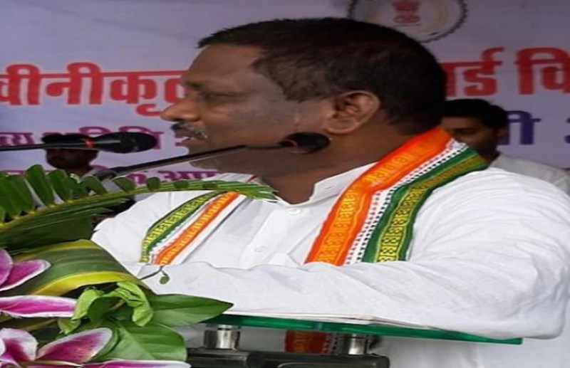 कांग्रेस विधायक बृहस्पति सिंह की फिसली जुबान कहा – गड़बड़ करने वाले अफसरों को जूते से मारो