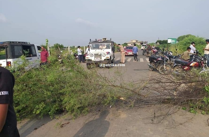 कशोर के अपहरण को लेकर ग्रामीणों का हंगामा, लगाया जाम