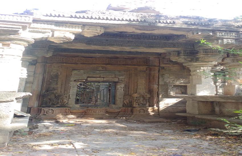 Ahmedabad news : अपनी दुर्दशा पर रो रहा प्राचीन मंदिर
