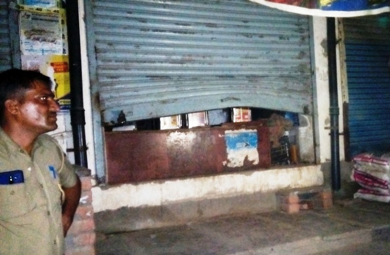 दुकान का शटर तोडकऱ गल्ले से हजारों की नकदी चुरा ले गए चोर