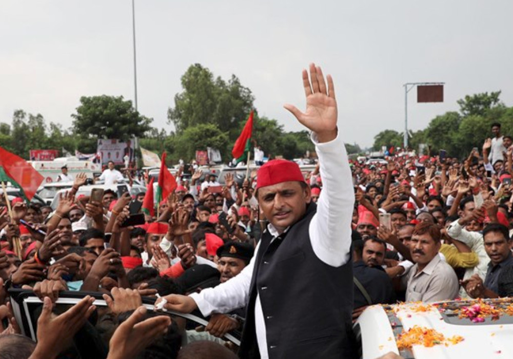 अखिलेश यादव आजम खां के पास जाने से पहले रुके यहां, करीब 2 मिनट तक कही ऐसी बातें