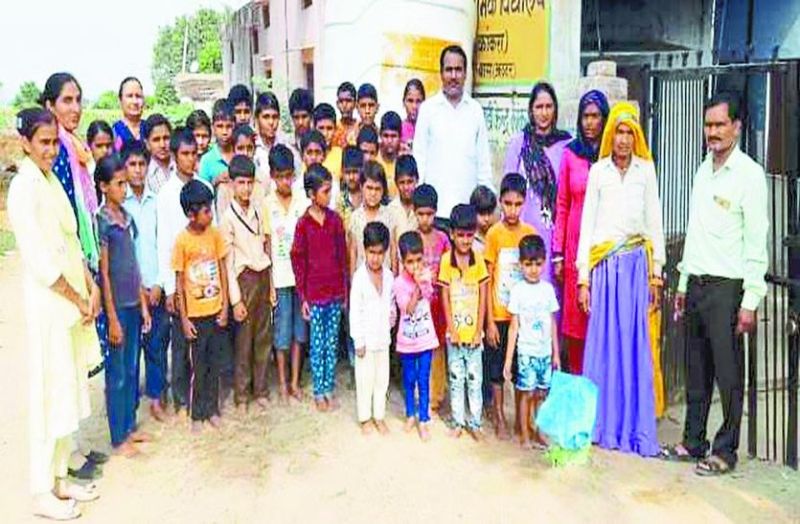 बोरिंग के बावजूद स्कूली बच्चों के कंठ प्यासे