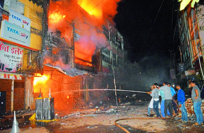 जिस पटाखा दुकान में लगी थी आग उसमें विस्फोटक अधिनियम का उल्लंघन कर इतनी मात्रा में रखे गए थे पटाखे