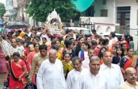 बांसवाड़ा : गंधकुटी में बिराजित कर निकाली भगवान की शोभायात्रा, मूसलाधार बारिश में भी जमकर खनकाए डांडिए