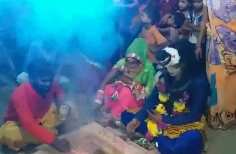 शिव-पार्वती के रूप में लिए सात फेरे, विरोध को दरकिनार कर हुए एक-दूजे के, देखें वीडियो